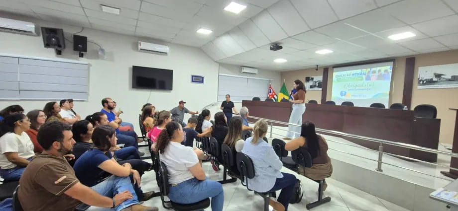 Lavínia discute expansão do ensino em tempo integral com jornada das 7h às 16h