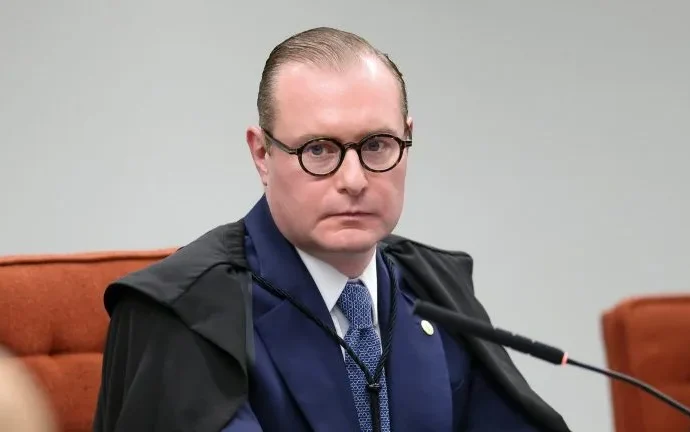 Ministro Zanin pede responsabilização após exposição de dados fiscais