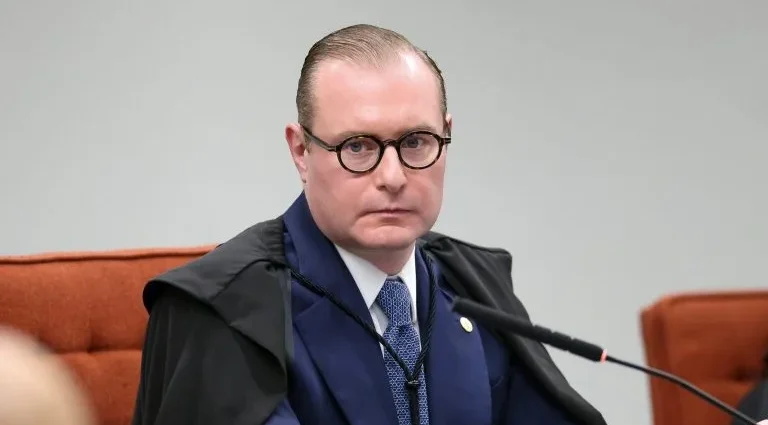 Ministro Zanin pede responsabilização após exposição de dados fiscais