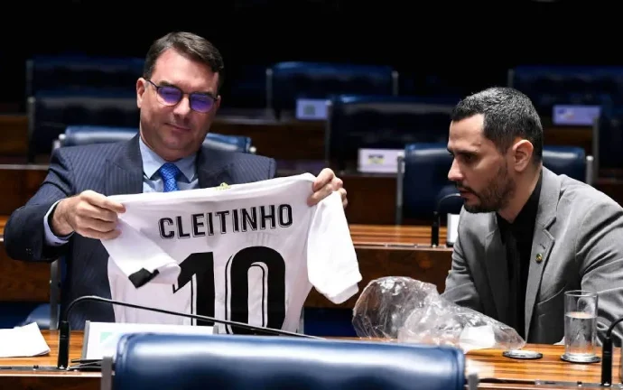 Flávio Bolsonaro promete rever dívidas estaduais após pedido de governador de Minas Gerais