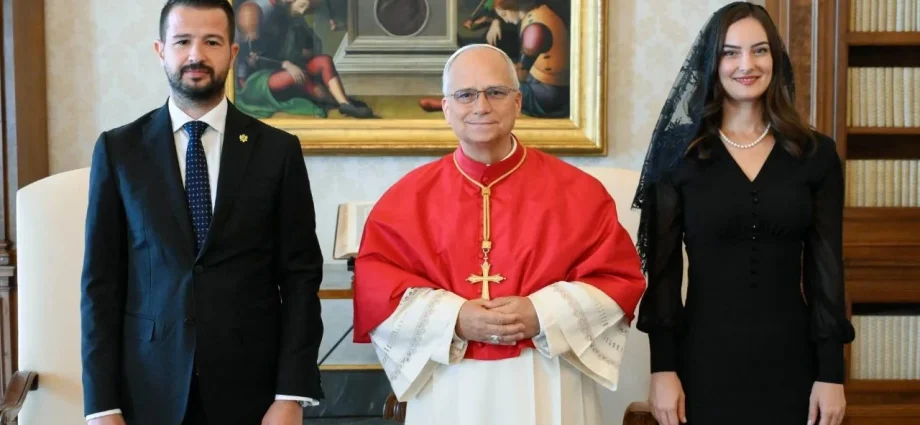 Papa Leão XIV se reúne com presidente de Montenegro