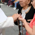 Papa Leão XIV convoca oração do terço como conforto nas dificuldades