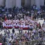 Fiéis se reunem na Praça São Pedro em apoio ao Papa Leão XIV