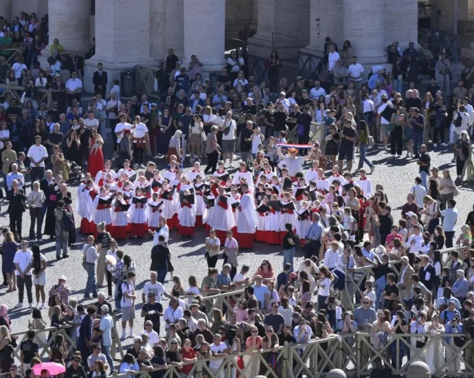 Fiéis se reunem na Praça São Pedro em apoio ao Papa Leão XIV