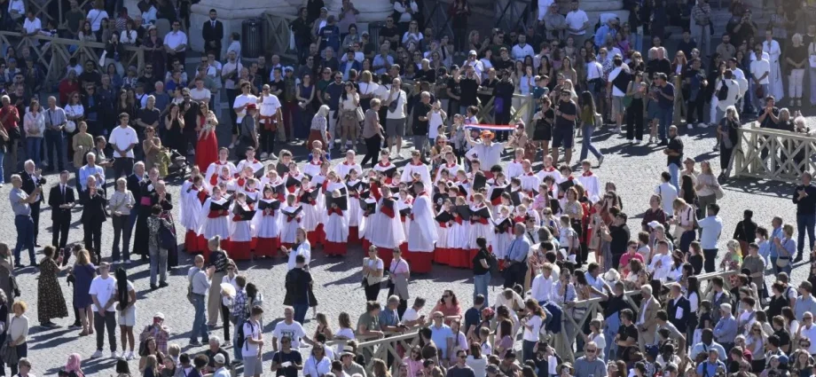 Fiéis se reunem na Praça São Pedro em apoio ao Papa Leão XIV