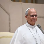 Papa Leão XIV se prepara para internação no Gemelli