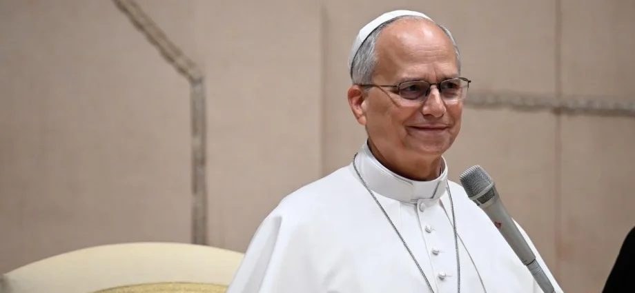 Papa Leão XIV se prepara para internação no Gemelli