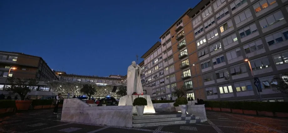 Cirurgia do Papa: Lobo Inferior do Pulmão Direito é Removido com Sucesso