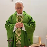 Papa Leão XIV celebra missa no hospital com melhora na saúde