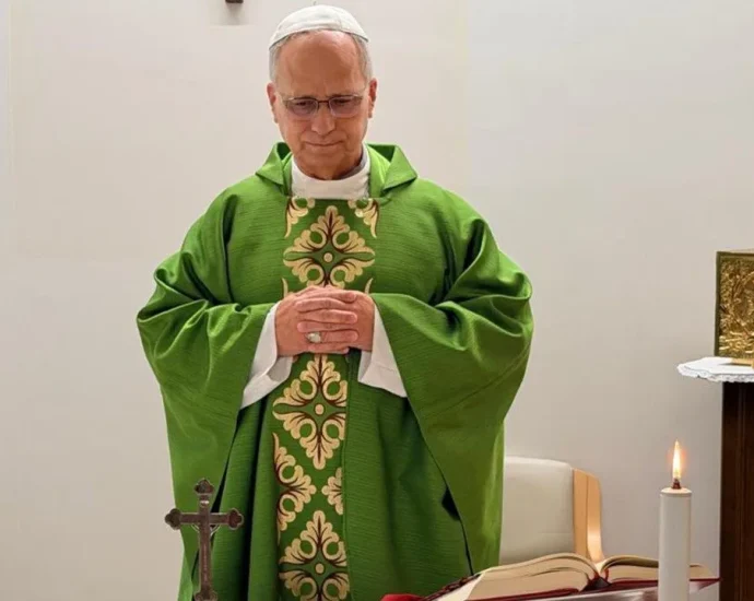 Papa Leão XIV celebra missa no hospital com melhora na saúde
