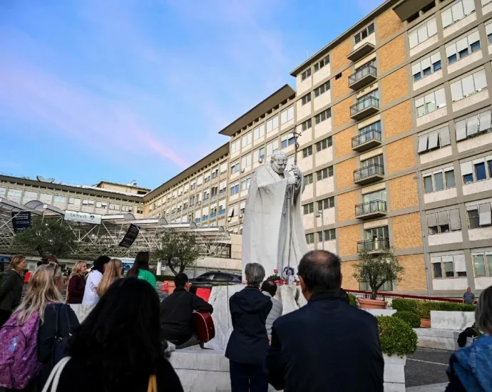 Papa Leão XIV recebe alta do Hospital Gemelli e reza Angelus amanhã