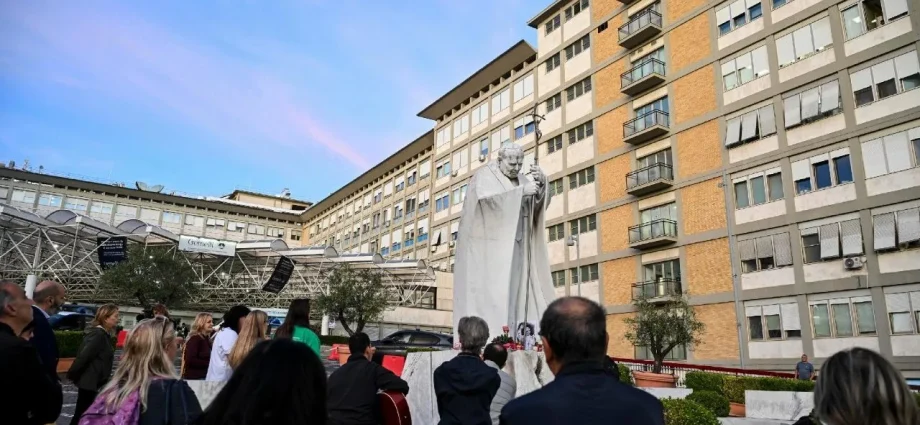 Papa Leão XIV recebe alta do Hospital Gemelli e reza Angelus amanhã