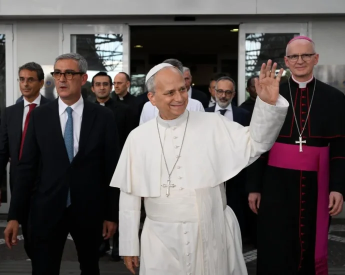 Papa Francisco deixa Hospital Gemelli após cirurgia e agradece apoio dos fiéis
