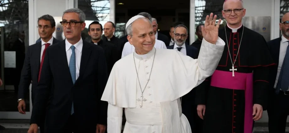Papa Francisco deixa Hospital Gemelli após cirurgia e agradece apoio dos fiéis