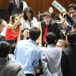 Estudantes simulam debate presidencial em atividade sobre democracia e política em Mogi das Cruzes