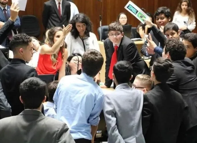 Estudantes simulam debate presidencial em atividade sobre democracia e política em Mogi das Cruzes