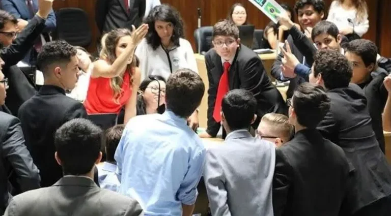 Estudantes simulam debate presidencial em atividade sobre democracia e política em Mogi das Cruzes