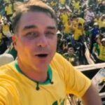 Flávio Bolsonaro deixa o Brasil com destino aos Estados Unidos, segundo aliados