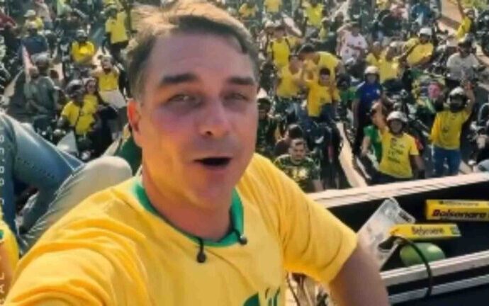 Flávio Bolsonaro deixa o Brasil com destino aos Estados Unidos, segundo aliados