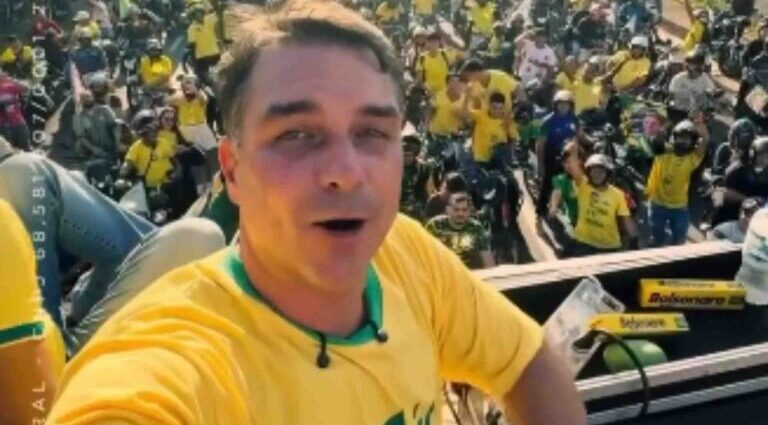Flávio Bolsonaro deixa o Brasil com destino aos Estados Unidos, segundo aliados
