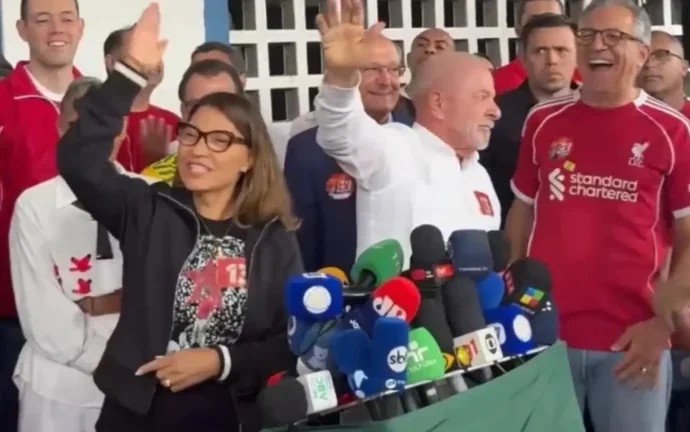 Janja reage a pergunta sobre desânimo de Lula, e presidente encerra coletiva após votar