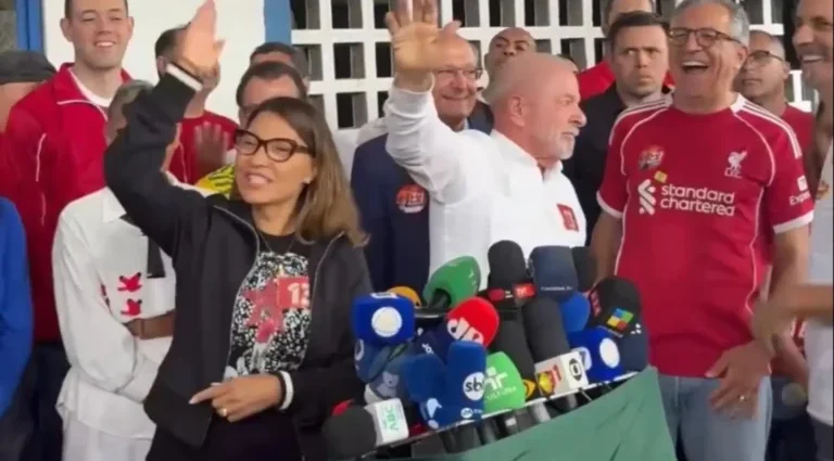 Janja reage a pergunta sobre desânimo de Lula, e presidente encerra coletiva após votar
