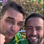 Flávio Bolsonaro realiza ato de campanha com grande público na Avenida Paulista