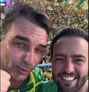 Flávio Bolsonaro realiza ato de campanha com grande público na Avenida Paulista