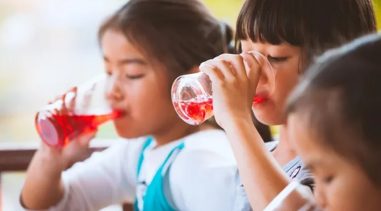 Energético, café e pipoca estão entre as principais dúvidas sobre alimentação infantil
