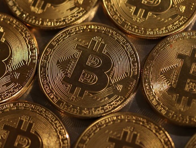 Bitcoin recua 3,44% em meio à aversão ao risco e a dúvidas sobre gastos com IA