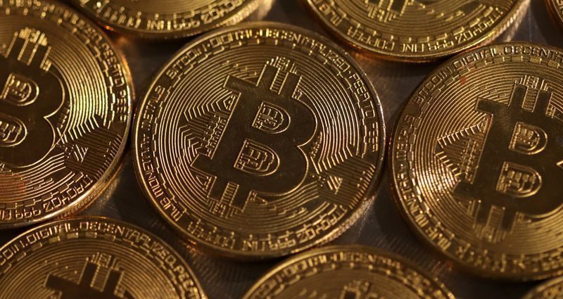 Bitcoin recua 3,44% em meio à aversão ao risco e a dúvidas sobre gastos com IA